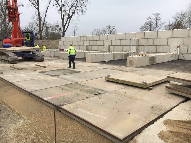 betonblock-pavement-slabs-crane-production