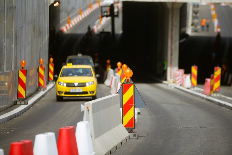 betonblock-road-works-barrier-road-safety