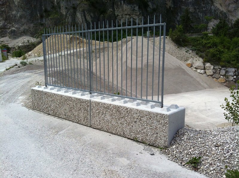 betonblock-road-works-construction-fence