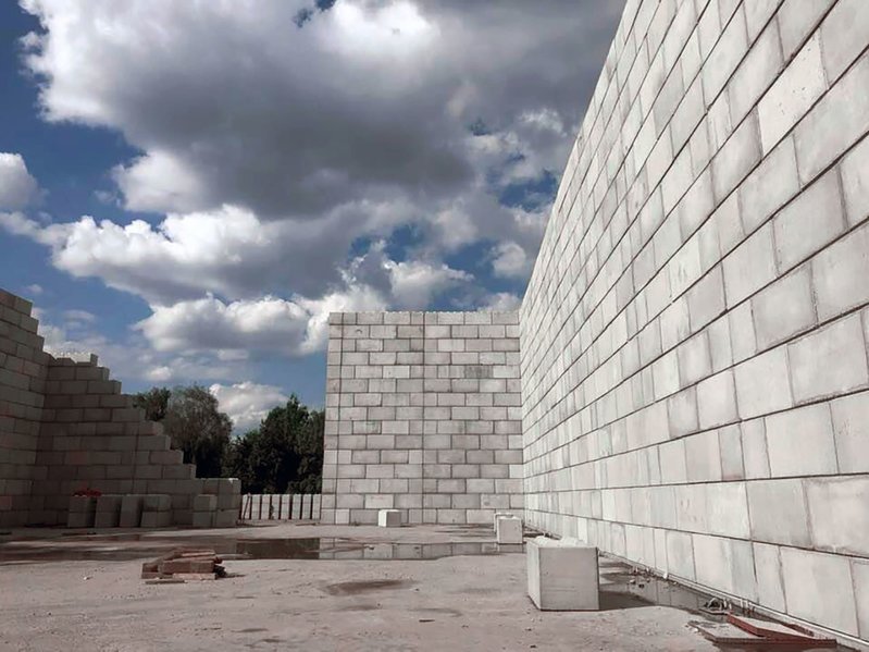 betonblock-concrete-blocks-high-construction-wall