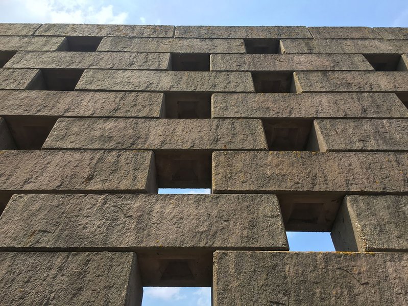 betonblock-concrete-blocks-construction-open-fence-closeup