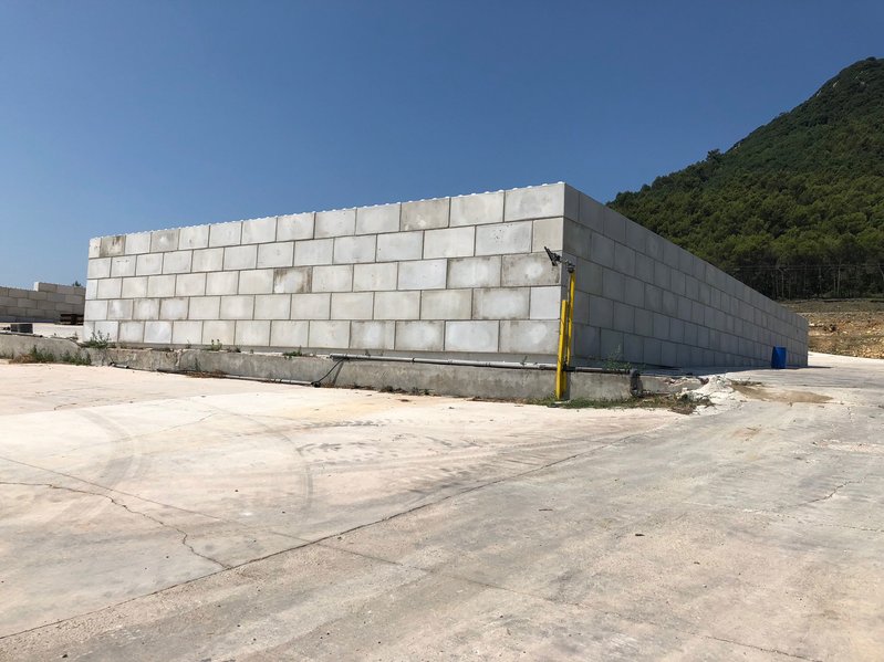 betonblock-blocks-in-the-ground-wall